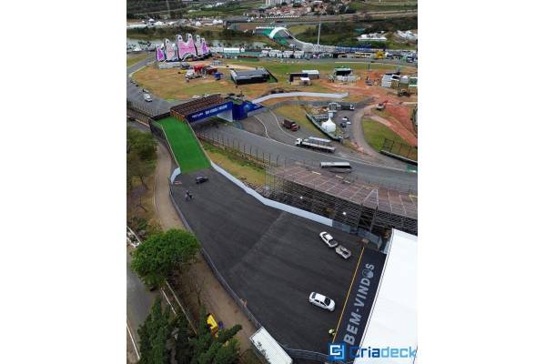 Criadeck garante acessibilidade e segurança no The Town 2023 com pisos plásticos personalizados.